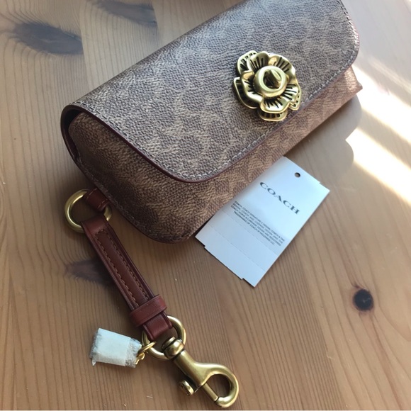 ☀️🥰 Coach Sunglass Case Bag Charm In Signature Canvas - Picture 4 of 11